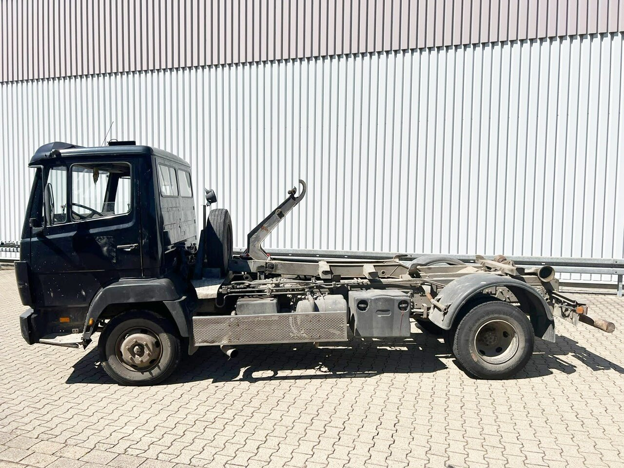 Mercedes-Benz LK 817 4x2 LK 817 4x2/37, City-Abroller, 6-Zylinder Motor - Hook-lift sunkvežimis: foto 1 Mercedes-Benz LK 817 4x2 LK 817 4x2/37, City-Abroller, 6-Zylinder Motor - Hook-lift sunkvežimis: foto 1
