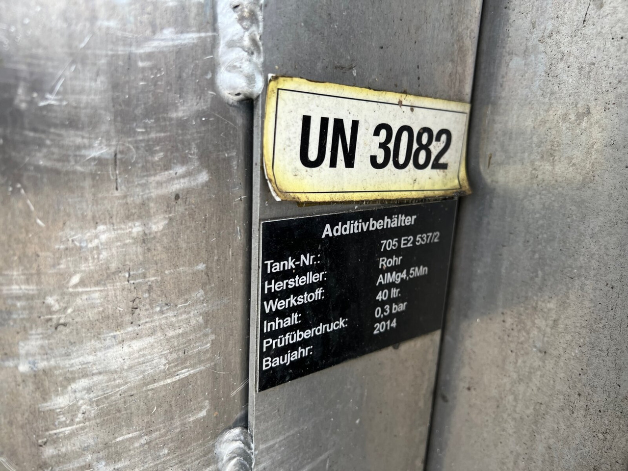 R450 4x2 R450 4x2, Retarder, ADR, Rohr Tank, ca. 14400l - Autocisterna: foto 2 R450 4x2 R450 4x2, Retarder, ADR, Rohr Tank, ca. 14400l - Autocisterna: foto 2