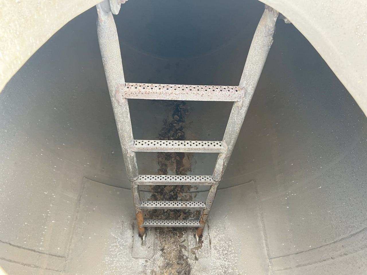 STF 35/89 TA AL Wellmeyer, STF 35/89 TA AL, ca. 25 cbm, ALU, 2xLiftachse - Puspriekabė cisterna: foto 4 STF 35/89 TA AL Wellmeyer, STF 35/89 TA AL, ca. 25 cbm, ALU, 2xLiftachse - Puspriekabė cisterna: foto 4