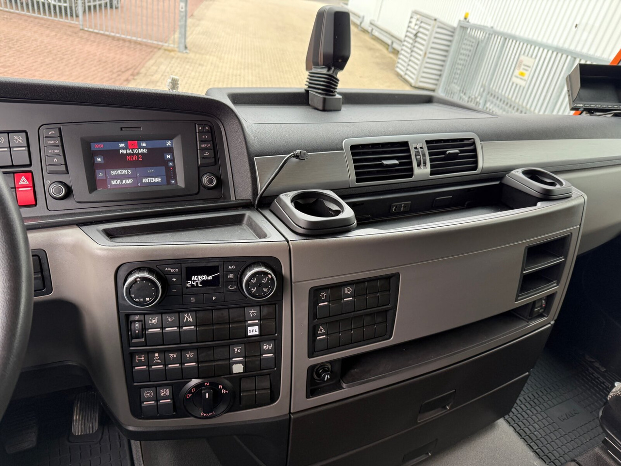 MAN TGX 26.510 6X2/4 BLS TGX 26.510 6X2/4 BLS, Intarder, Vorlauflenk-/lift, Standklima, XXL-Fahrerhaus, 70t - Vilkikas: foto 4 MAN TGX 26.510 6X2/4 BLS TGX 26.510 6X2/4 BLS, Intarder, Vorlauflenk-/lift, Standklima, XXL-Fahrerhaus, 70t - Vilkikas: foto 4