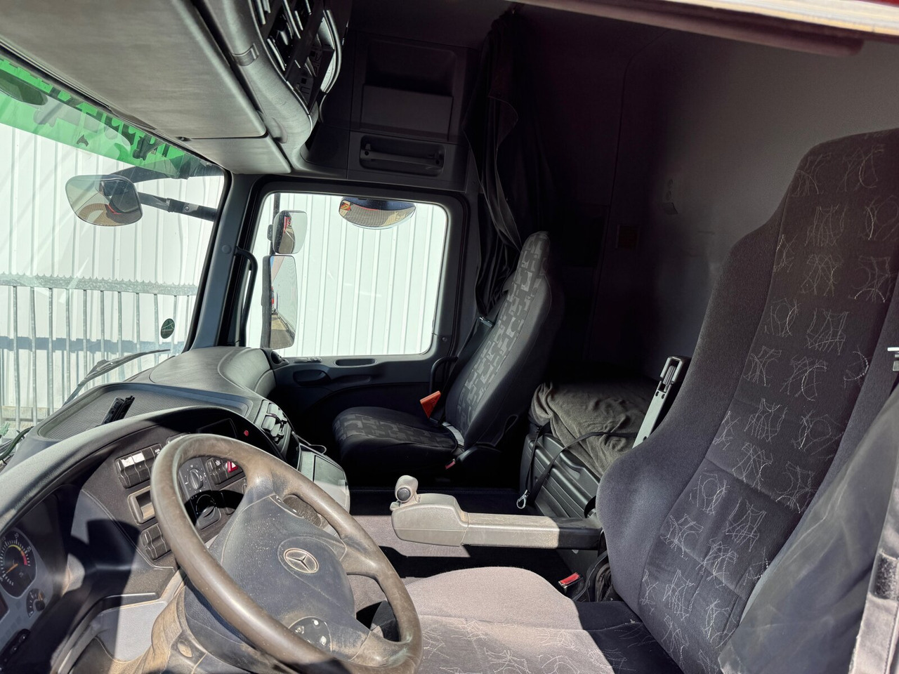 Interior photo 1: Vilkikas Mercedes-Benz Actros 1844 LS 4x2 Actros 1844 LS 4x2, Kipphydraulik