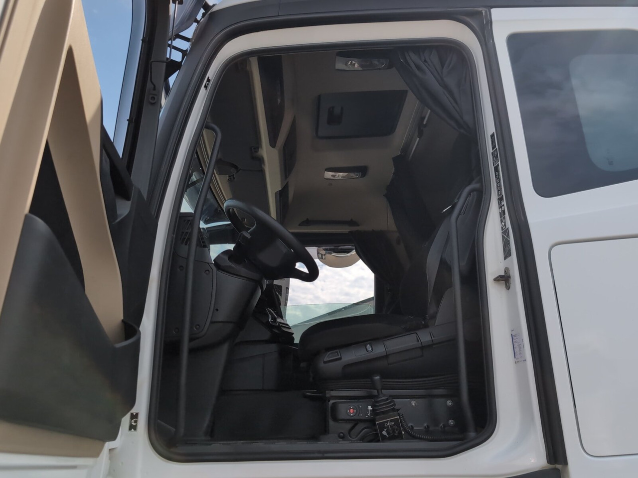 Mercedes-Benz Actros 2148 LS 4x4 HAD Actros 2148 LS 4x4 HAD, Retarder, Navi, MultimediaCockpit, Hydraulik - Vilkikas: foto 3 Mercedes-Benz Actros 2148 LS 4x4 HAD Actros 2148 LS 4x4 HAD, Retarder, Navi, MultimediaCockpit, Hydraulik - Vilkikas: foto 3