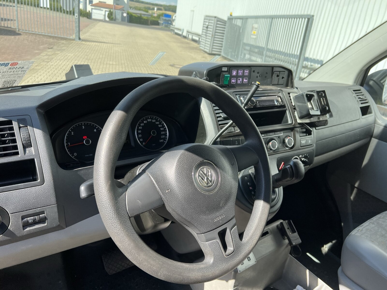 Volkswagen T5 2.0 TDI 4x2 T5 2.0 TDI 4x2, Krankenwagen - Greitosios pagalbos automobilis: foto 4 Volkswagen T5 2.0 TDI 4x2 T5 2.0 TDI 4x2, Krankenwagen - Greitosios pagalbos automobilis: foto 4