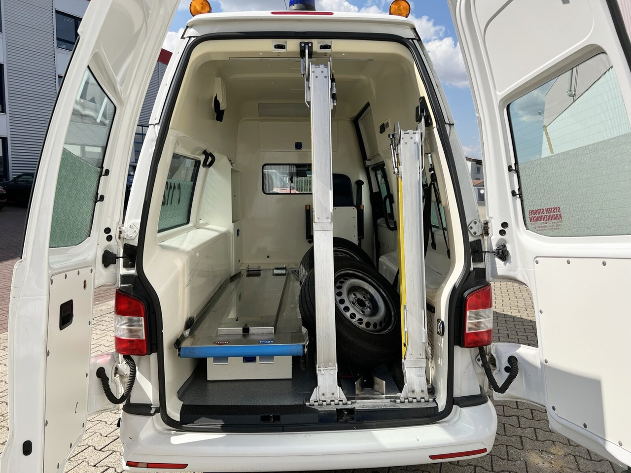 Greitosios pagalbos automobilis Volkswagen T5 2.0 TDI 4x2 T5 2.0 TDI 4x2, Krankenwagen: foto 12