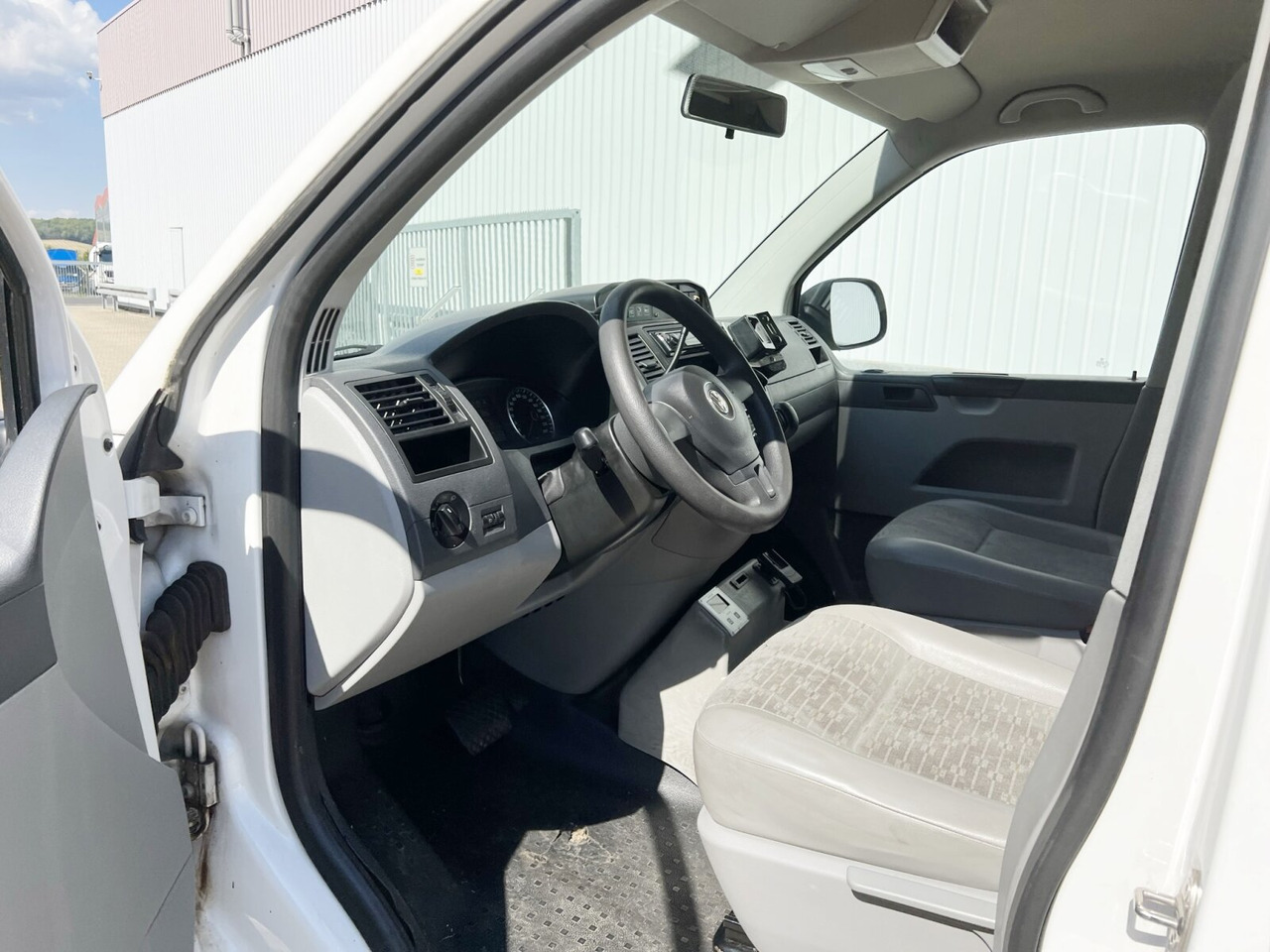 Volkswagen T5 2.0 TDI 4x2 T5 2.0 TDI 4x2, Krankenwagen - Greitosios pagalbos automobilis: foto 3 Volkswagen T5 2.0 TDI 4x2 T5 2.0 TDI 4x2, Krankenwagen - Greitosios pagalbos automobilis: foto 3