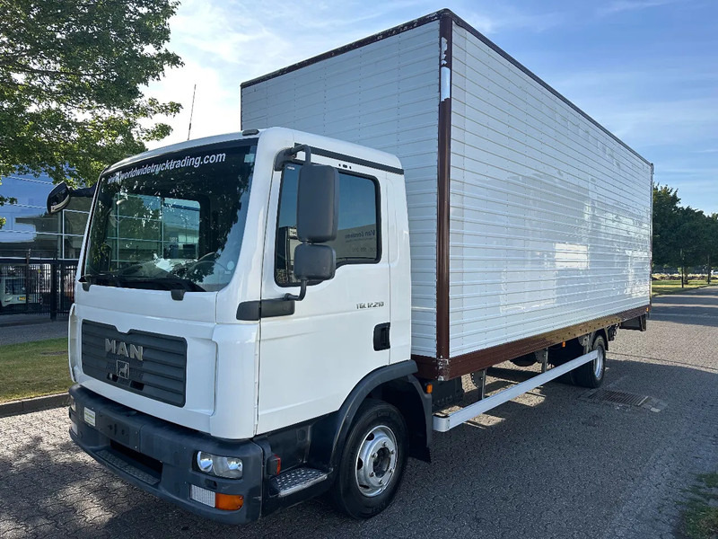 MAN TGL 12.210 MANUAL + 2000 KG LIFT + 2.60 M HIGH BIG BOX + AIRCO + SPRING / SPRING + 3 SEATS - Furgonas sunkvežimis: foto 1 MAN TGL 12.210 MANUAL + 2000 KG LIFT + 2.60 M HIGH BIG BOX + AIRCO + SPRING / SPRING + 3 SEATS - Furgonas sunkvežimis: foto 1