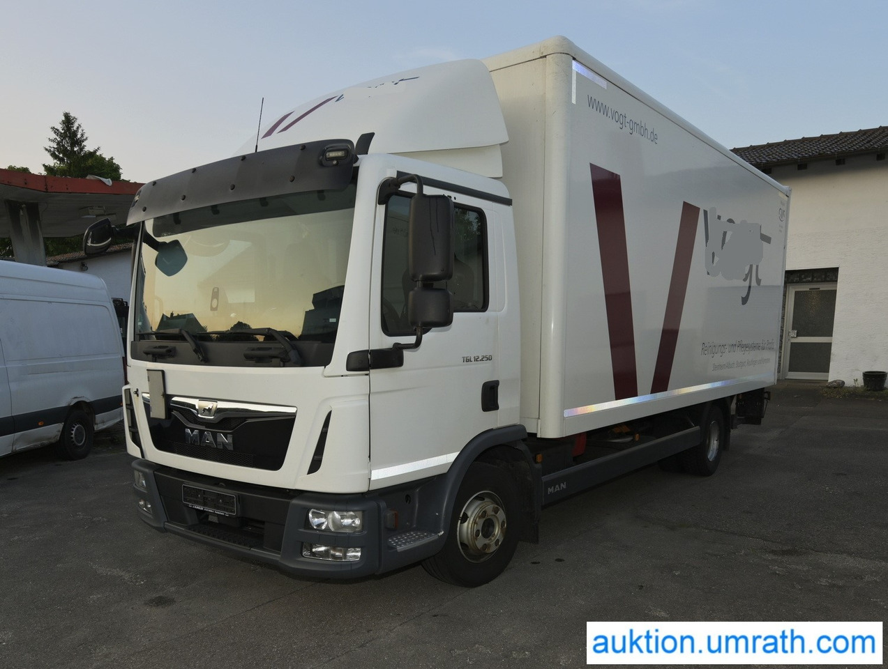 MAN TGL 12.250 4x2 L/BL Koffer Ladebordwand Klimaautomatik NAVI Luftfederung Automatikgetriebe EURO 6 - Furgonas sunkvežimis: foto 1 MAN TGL 12.250 4x2 L/BL Koffer Ladebordwand Klimaautomatik NAVI Luftfederung Automatikgetriebe EURO 6 - Furgonas sunkvežimis: foto 1