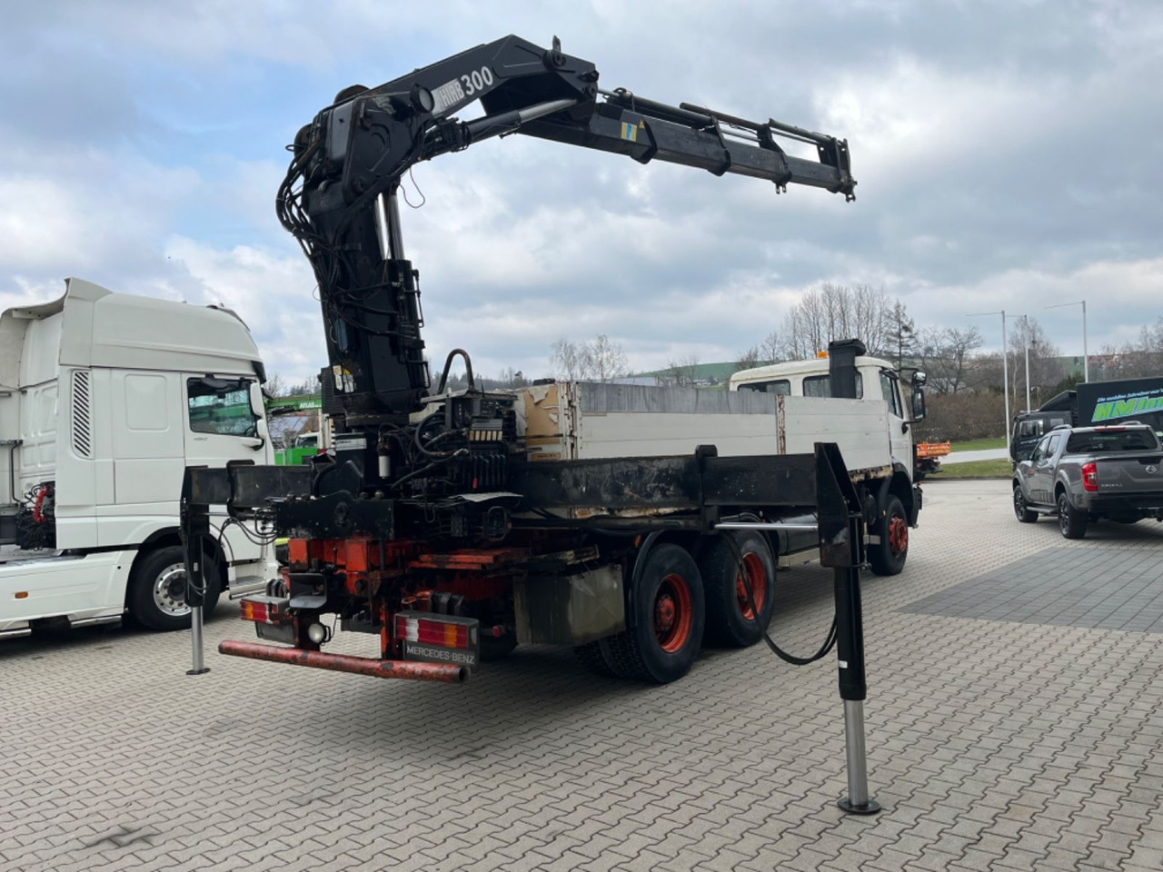 Mercedes-Benz SK 2635 6x4 V8 Pritsche mit HIAB 300-4 - Platforminis/ Bortinis sunkvežimis, Sunkvežimis su kranu: foto 3 Mercedes-Benz SK 2635 6x4 V8 Pritsche mit HIAB 300-4 - Platforminis/ Bortinis sunkvežimis, Sunkvežimis su kranu: foto 3