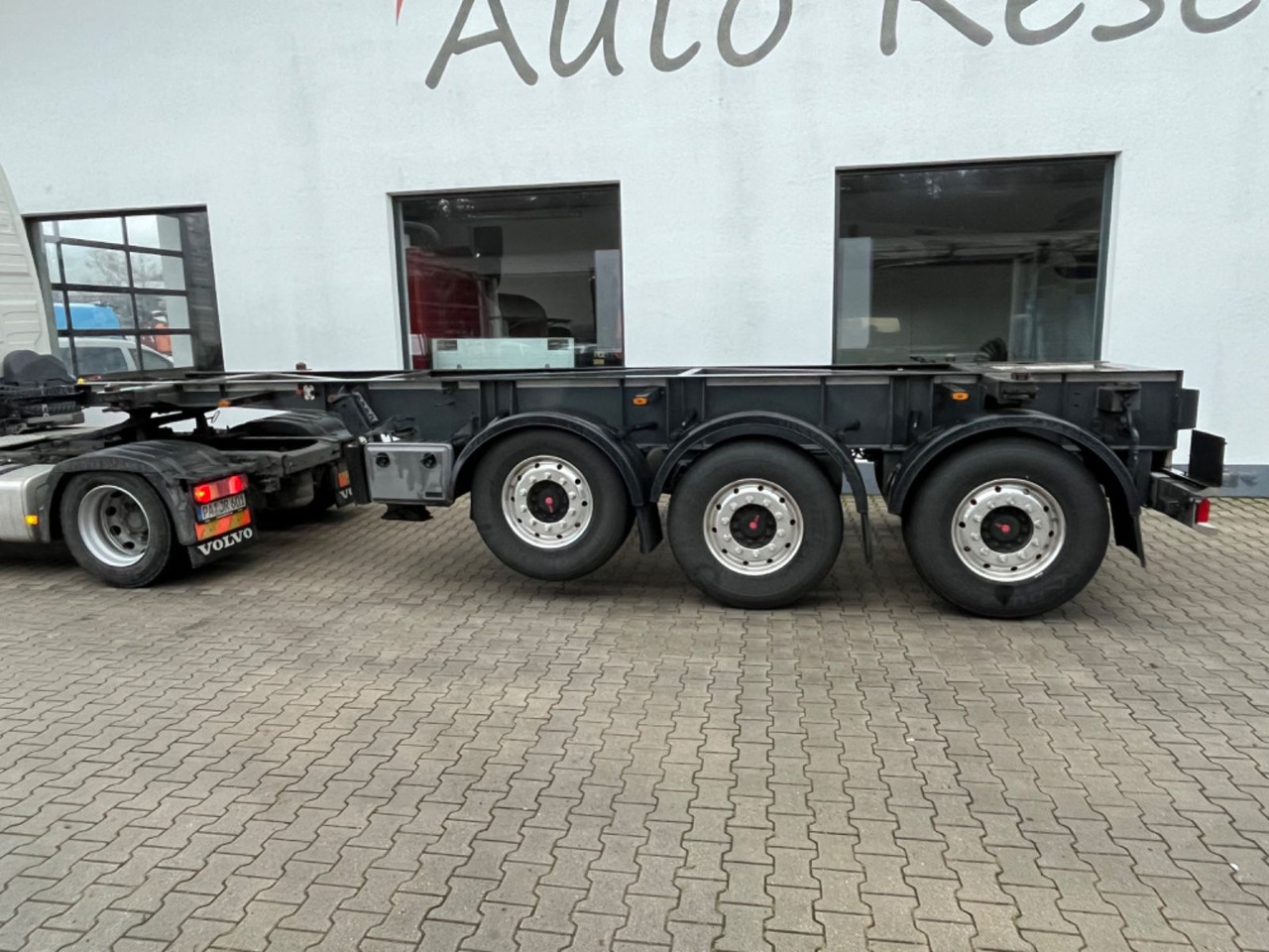 Schwarzmüller S1 R-Serie Tank Chassis ADR SAF Alufelgen - Konteineris-vežimus/ Sukeisti kūną puspriekabė: foto 2 Schwarzmüller S1 R-Serie Tank Chassis ADR SAF Alufelgen - Konteineris-vežimus/ Sukeisti kūną puspriekabė: foto 2