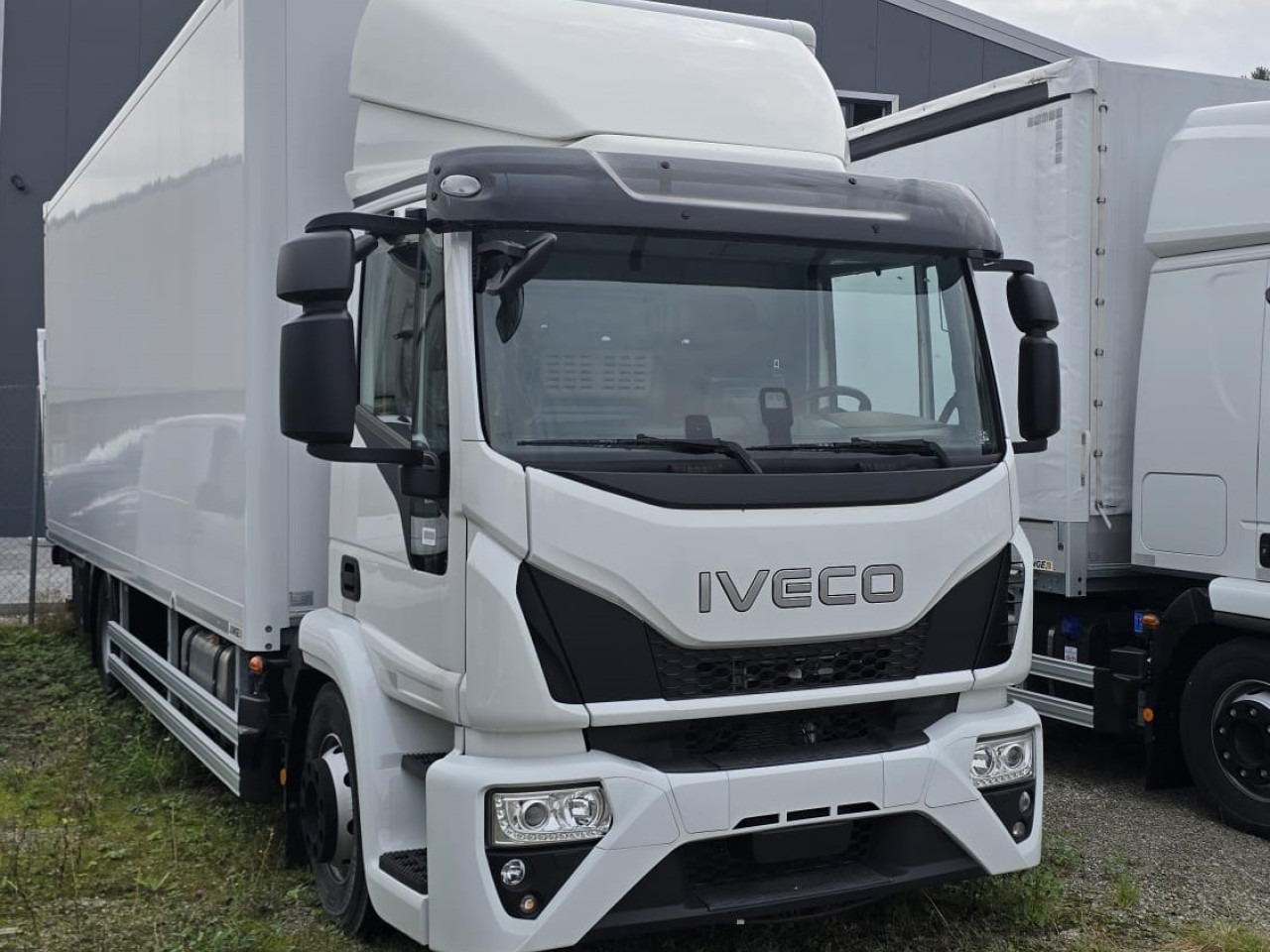 IVECO ML140E28/FP EuroCargo mit Junge Koffer und - Furgonas sunkvežimis: foto 1 IVECO ML140E28/FP EuroCargo mit Junge Koffer und - Furgonas sunkvežimis: foto 1