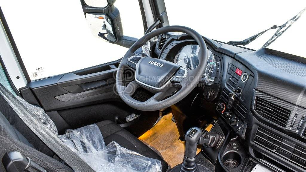 Interior photo 2: Važiuoklės sunkvežimis IVECO T-WAY Chassis  6×4 AT380T47H WHEELBASE 4500 MY25