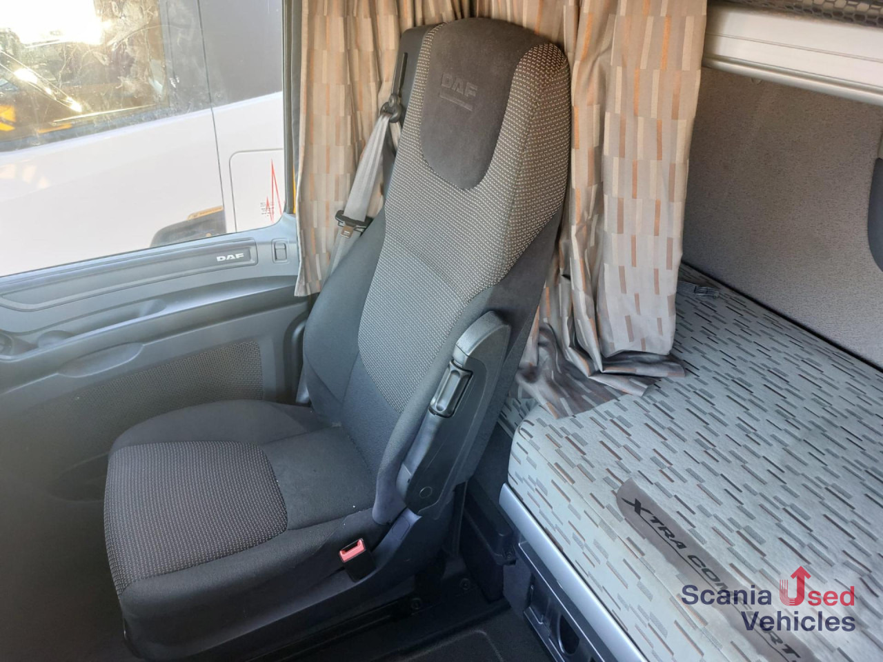 DAF XF 460 FT Space Cab Low deck - Vilkikas: foto 5 DAF XF 460 FT Space Cab Low deck - Vilkikas: foto 5