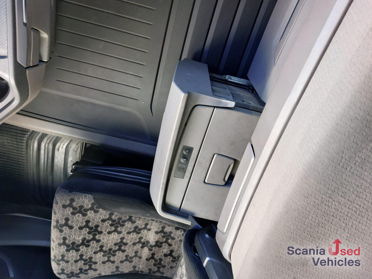 SCANIA R 410 A4x2NA Highline - Vilkikas: foto 2 SCANIA R 410 A4x2NA Highline - Vilkikas: foto 2