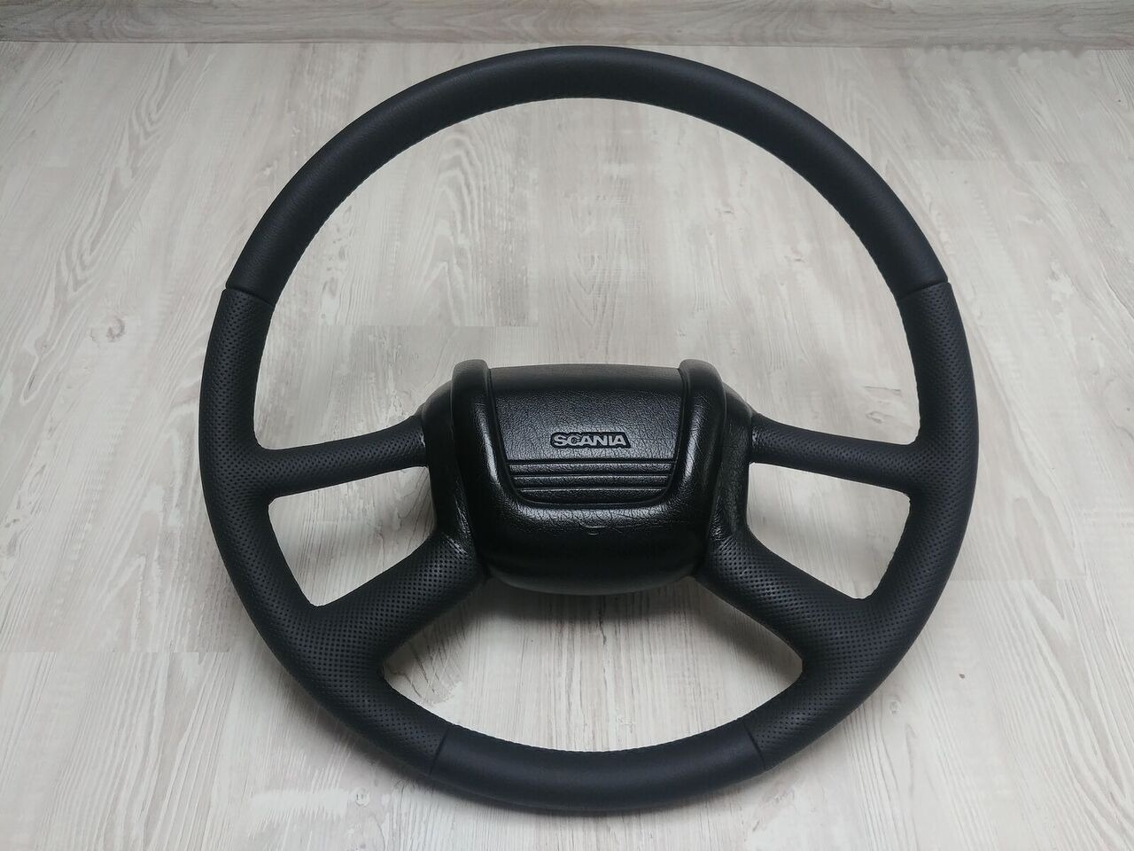 Scania NEW LEATHER Scania 4 - Vairas - Sunkvežimis: foto 1 Scania NEW LEATHER Scania 4 - Vairas - Sunkvežimis: foto 1