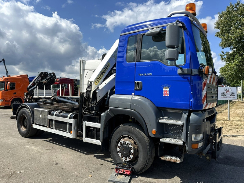 MAN TGA 18.310 4x4 HOOKLIFT + CRANE PALFINGER PK12000 - RADIO - ROTATOR - STEEL SPRING / HUB REDUCTION - MANUAL ZF - BE TRUCK - Hook-lift sunkvežimis, Sunkvežimis su kranu: foto 2 MAN TGA 18.310 4x4 HOOKLIFT + CRANE PALFINGER PK12000 - RADIO - ROTATOR - STEEL SPRING / HUB REDUCTION - MANUAL ZF - BE TRUCK - Hook-lift sunkvežimis, Sunkvežimis su kranu: foto 2