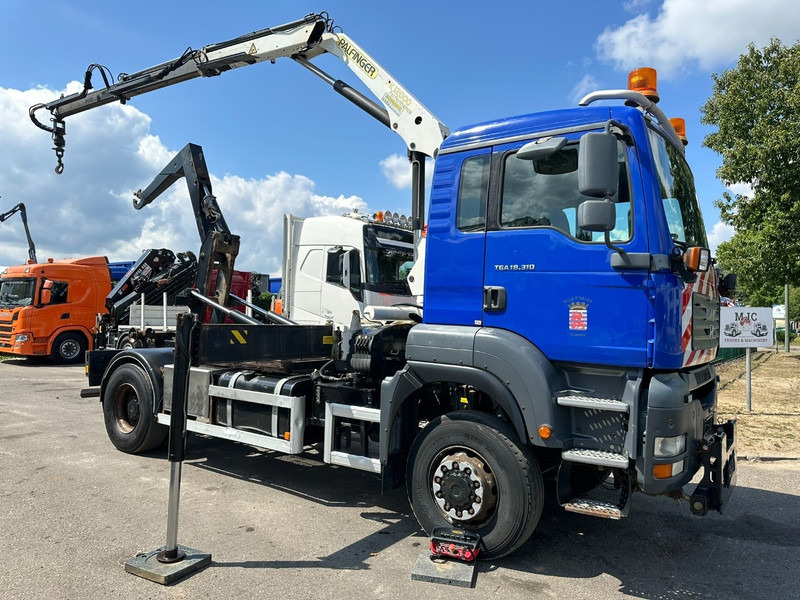 MAN TGA 18.310 4x4 HOOKLIFT + CRANE PALFINGER PK12000 - RADIO - ROTATOR - STEEL SPRING / HUB REDUCTION - MANUAL ZF - BE TRUCK - Hook-lift sunkvežimis, Sunkvežimis su kranu: foto 1 MAN TGA 18.310 4x4 HOOKLIFT + CRANE PALFINGER PK12000 - RADIO - ROTATOR - STEEL SPRING / HUB REDUCTION - MANUAL ZF - BE TRUCK - Hook-lift sunkvežimis, Sunkvežimis su kranu: foto 1