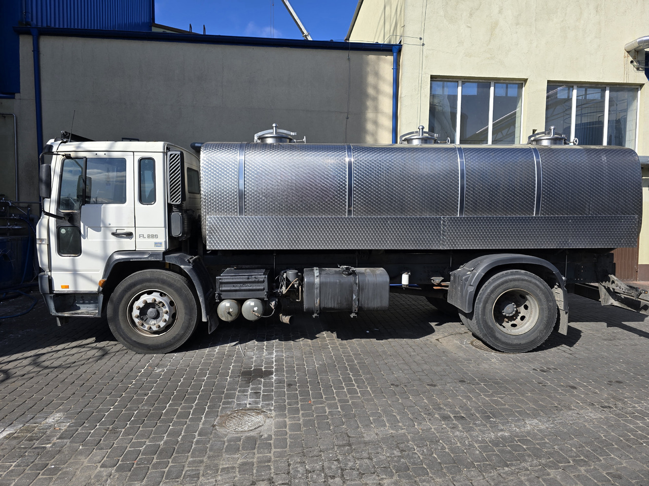 VOLVO FL 220 - Autocisterna: foto 1 VOLVO FL 220 - Autocisterna: foto 1