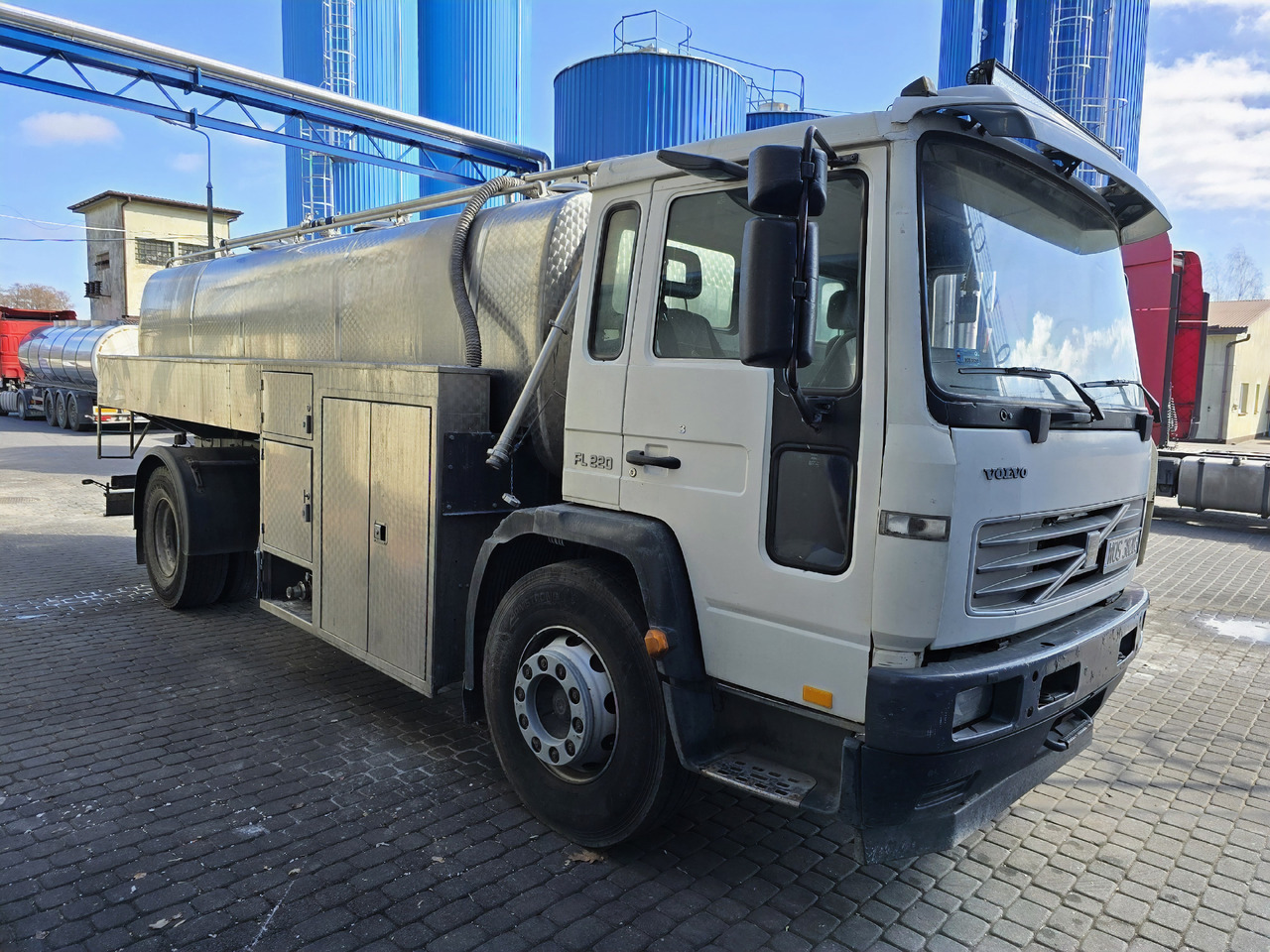VOLVO FL 220 - Autocisterna: foto 2 VOLVO FL 220 - Autocisterna: foto 2