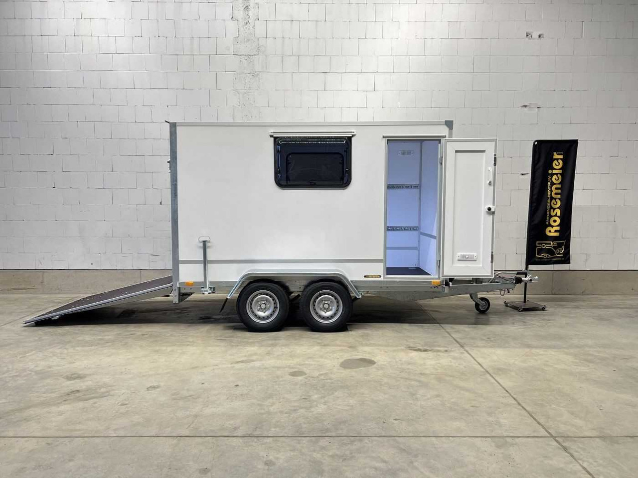 BLYSS F2030HTD Rampe Tür 2 Fenster Kofferanhänger - Motociklo priekaba: foto 1 BLYSS F2030HTD Rampe Tür 2 Fenster Kofferanhänger - Motociklo priekaba: foto 1