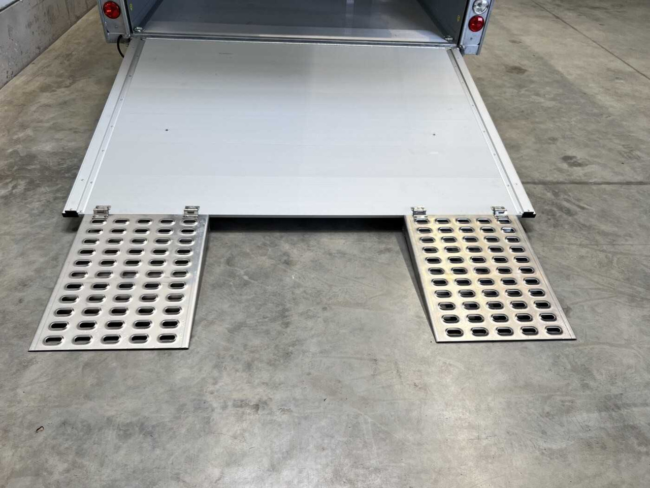 CHEVAL LIBERTE DEBON C1000 Roadster Autotransporter geschlossen - Autovežis priekaba: foto 4 CHEVAL LIBERTE DEBON C1000 Roadster Autotransporter geschlossen - Autovežis priekaba: foto 4