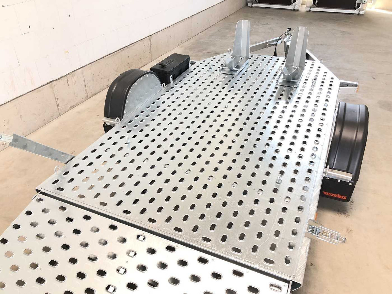 VEZEKO Motovan B 08+Box Motorradanhänger - Motociklo priekaba: foto 4 VEZEKO Motovan B 08+Box Motorradanhänger - Motociklo priekaba: foto 4