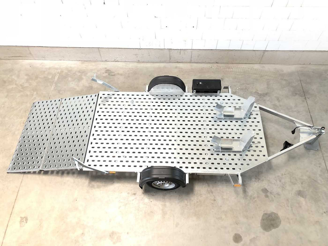 VEZEKO Motovan B 08+Box Motorradanhänger - Motociklo priekaba: foto 1 VEZEKO Motovan B 08+Box Motorradanhänger - Motociklo priekaba: foto 1