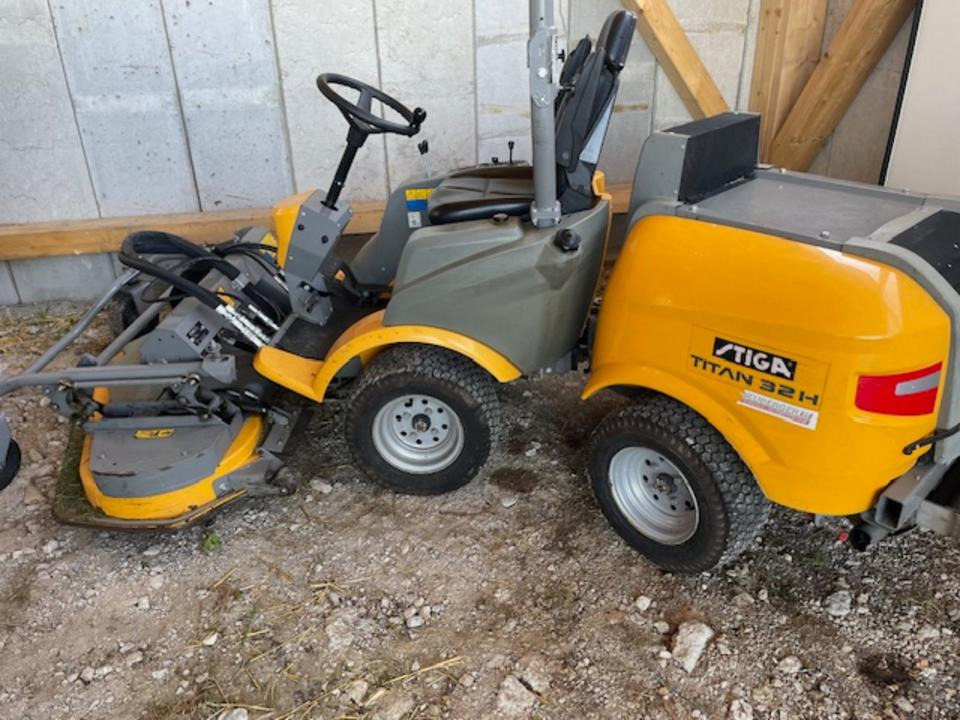 Stiga Titan 26H Diesel-Aufsitzrasenmäher mit Frontmähwerk - Vejapjovė: foto 1 Stiga Titan 26H Diesel-Aufsitzrasenmäher mit Frontmähwerk - Vejapjovė: foto 1