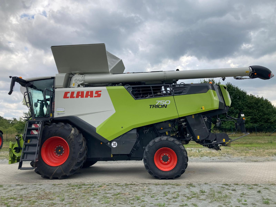 CLAAS Trion 750 - Derliaus nuėmimo kombainas: foto 1 CLAAS Trion 750 - Derliaus nuėmimo kombainas: foto 1