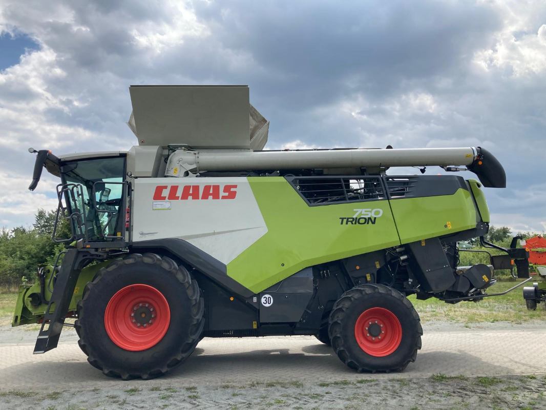 CLAAS Trion 750 - Derliaus nuėmimo kombainas: foto 2 CLAAS Trion 750 - Derliaus nuėmimo kombainas: foto 2