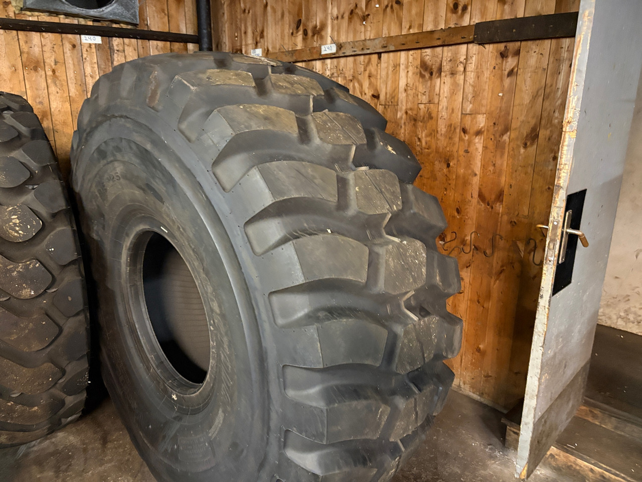 Bridgestone 29,5R25 - Padanga - Statybinė technika: foto 1 Bridgestone 29,5R25 - Padanga - Statybinė technika: foto 1