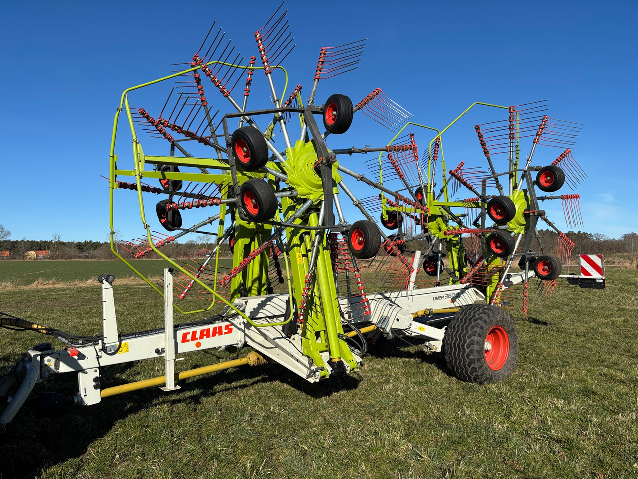 Claas Liner 3600 - Šieno grėblys/ Vartytuvas: foto 1 Claas Liner 3600 - Šieno grėblys/ Vartytuvas: foto 1