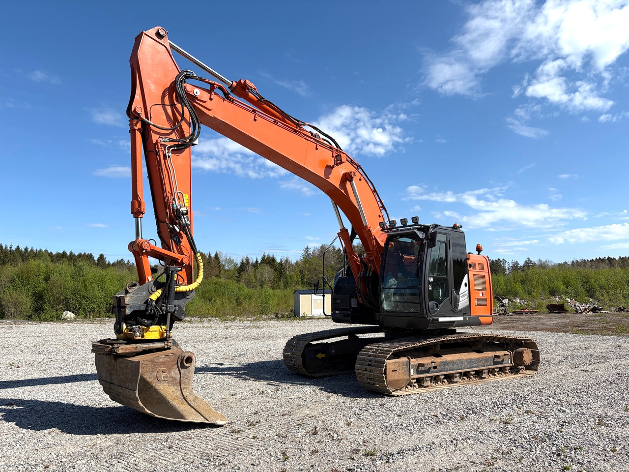 Hitachi ZX225USLC-6 - Ekskavatorius: foto 1 Hitachi ZX225USLC-6 - Ekskavatorius: foto 1
