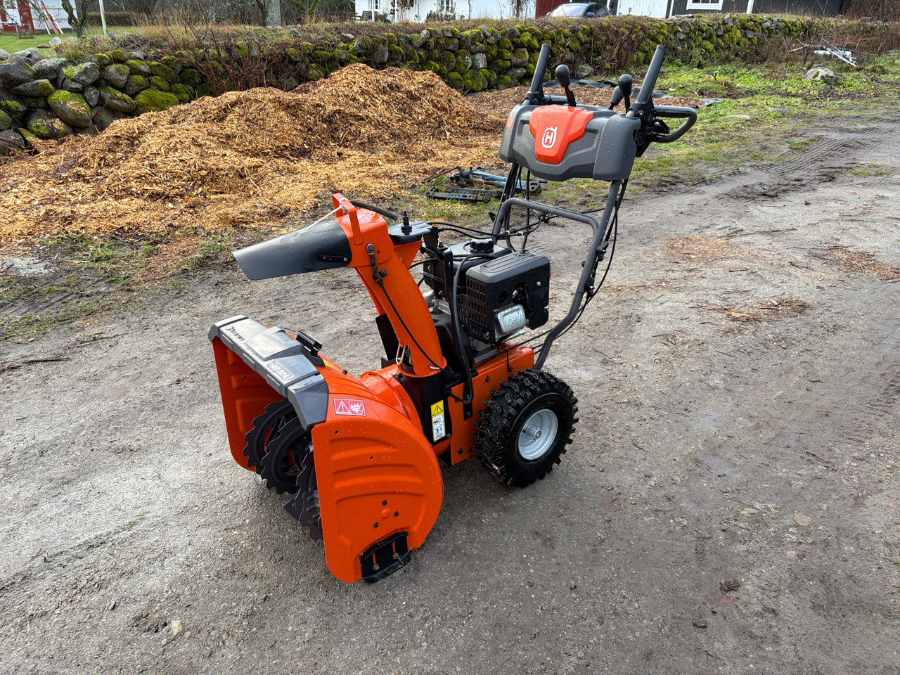 Husqvarna ST324 - Sniego pustuvas: foto 1 Husqvarna ST324 - Sniego pustuvas: foto 1