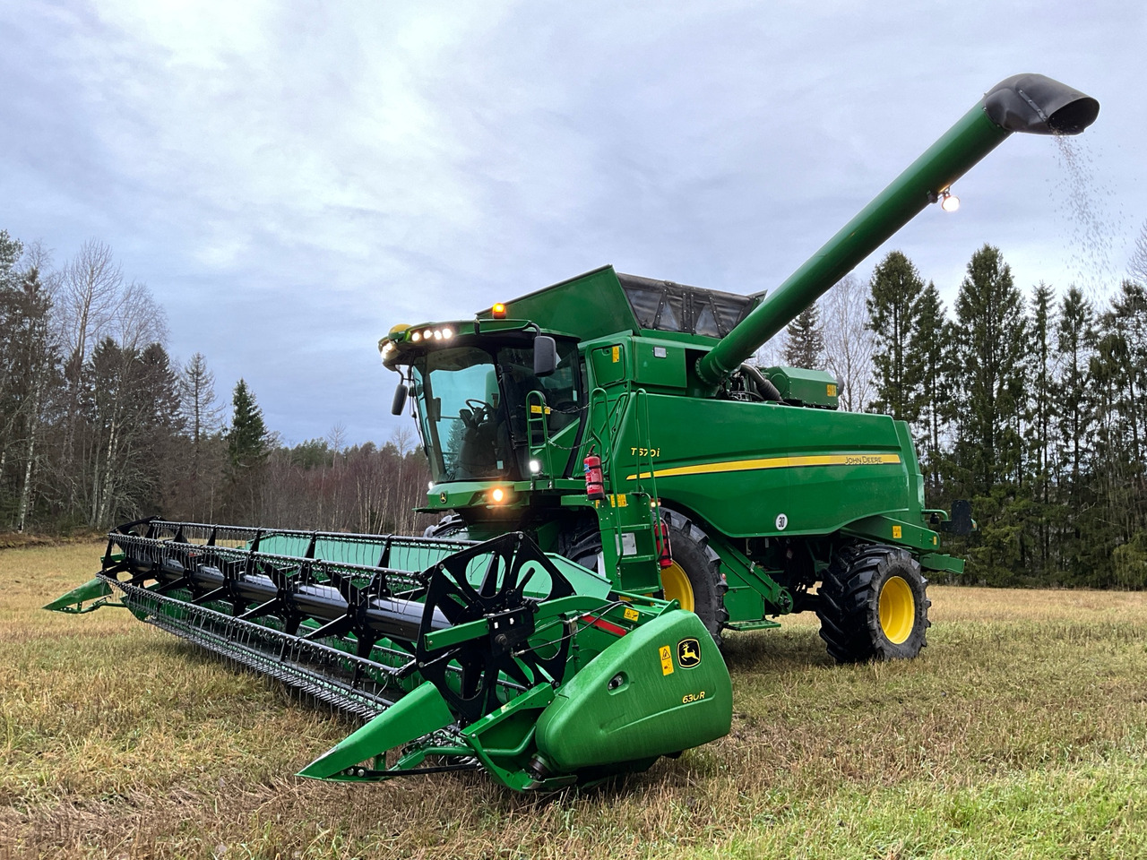 John Deere T670i - Derliaus nuėmimo kombainas: foto 1 John Deere T670i - Derliaus nuėmimo kombainas: foto 1