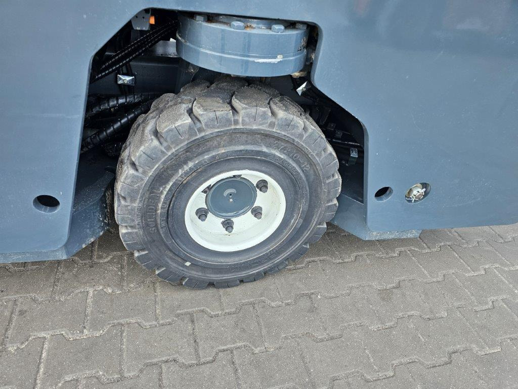 Combilift Amlift C4000 - Šakinis krautuvas su privažiavimu iš keturių pusių: foto 2 Combilift Amlift C4000 - Šakinis krautuvas su privažiavimu iš keturių pusių: foto 2