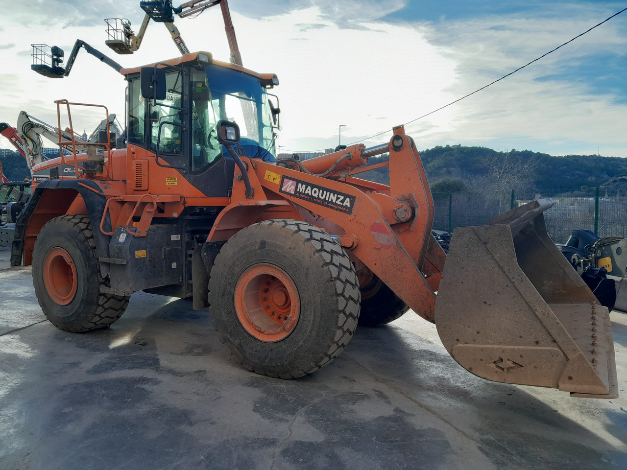 DOOSAN DL300 L/AUX - Ratinis krautuvas: foto 1 DOOSAN DL300 L/AUX - Ratinis krautuvas: foto 1