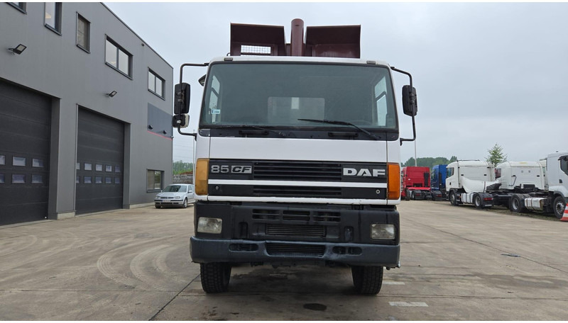 DAF 85 CF 340 (EURO 2 / MANUAL PUMP / STEEL SUSP. / POSSIBLE AS CHASSIS / 8X4) - Savivartis sunkvežimis: foto 2 DAF 85 CF 340 (EURO 2 / MANUAL PUMP / STEEL SUSP. / POSSIBLE AS CHASSIS / 8X4) - Savivartis sunkvežimis: foto 2