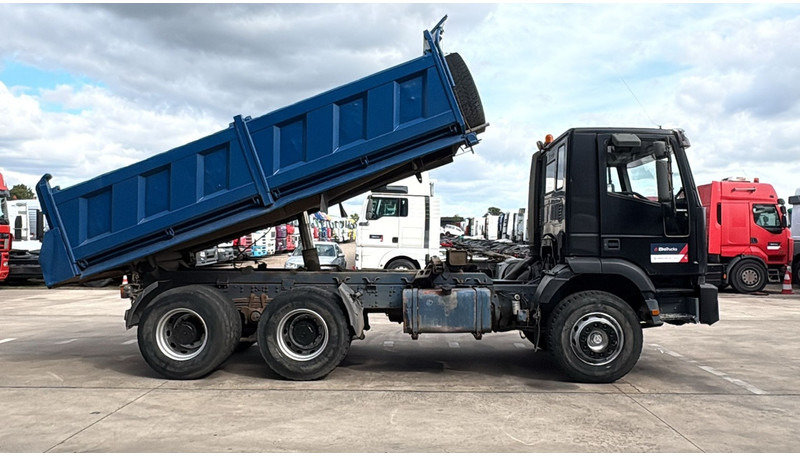 Iveco Eurotrakker 260 E 34 (POMPE MANUELLE / MANUAL PUMP / MANUAL GEARBOX / BOITE MANUELLE / LAMES) - Savivartis sunkvežimis: foto 3 Iveco Eurotrakker 260 E 34 (POMPE MANUELLE / MANUAL PUMP / MANUAL GEARBOX / BOITE MANUELLE / LAMES) - Savivartis sunkvežimis: foto 3
