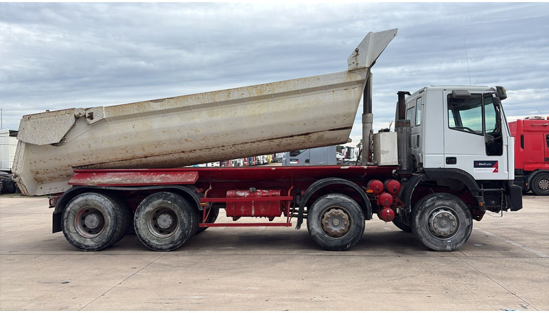 Iveco Eurotrakker 260 E32 (GRAND PONT / LAMES / POMPE MANUELLE / 8X4 / CURSOR 8) - Savivartis sunkvežimis: foto 4 Iveco Eurotrakker 260 E32 (GRAND PONT / LAMES / POMPE MANUELLE / 8X4 / CURSOR 8) - Savivartis sunkvežimis: foto 4