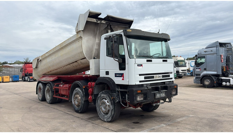 Iveco Eurotrakker 260 E32 (GRAND PONT / LAMES / POMPE MANUELLE / 8X4 / CURSOR 8) - Savivartis sunkvežimis: foto 3 Iveco Eurotrakker 260 E32 (GRAND PONT / LAMES / POMPE MANUELLE / 8X4 / CURSOR 8) - Savivartis sunkvežimis: foto 3