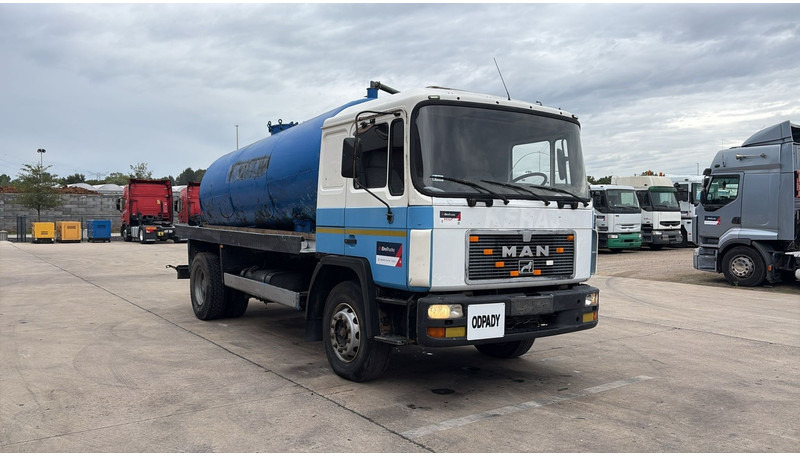 MAN 18.232 (MANUAL PUMP / POMPE MANUELLE / 11.000L) - Asenizatorius: foto 3 MAN 18.232 (MANUAL PUMP / POMPE MANUELLE / 11.000L) - Asenizatorius: foto 3