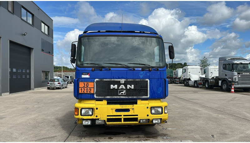 MAN 26.402 (18.000 L / 6X2 / 6 CYLINDER / FRONT STEEL / 3 COMPARTIMENTS) - Autocisterna: foto 2 MAN 26.402 (18.000 L / 6X2 / 6 CYLINDER / FRONT STEEL / 3 COMPARTIMENTS) - Autocisterna: foto 2