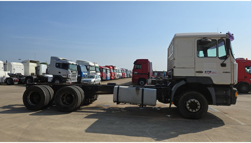 MAN 26.414 (6X4 / 6 CYLINDER / MANUAL GEARBOX / 10 TYRES / LONG CHASSIS / EURO 2) - Važiuoklės sunkvežimis: foto 4 MAN 26.414 (6X4 / 6 CYLINDER / MANUAL GEARBOX / 10 TYRES / LONG CHASSIS / EURO 2) - Važiuoklės sunkvežimis: foto 4