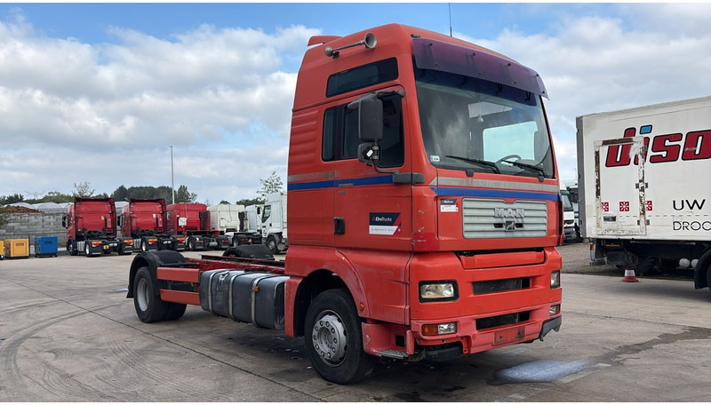 MAN TGA 18.410 (POMPE MANUELLE / MANUAL PUMP / BOITE MANUELLE / MANUAL GEARBOX) - Važiuoklės sunkvežimis: foto 3 MAN TGA 18.410 (POMPE MANUELLE / MANUAL PUMP / BOITE MANUELLE / MANUAL GEARBOX) - Važiuoklės sunkvežimis: foto 3