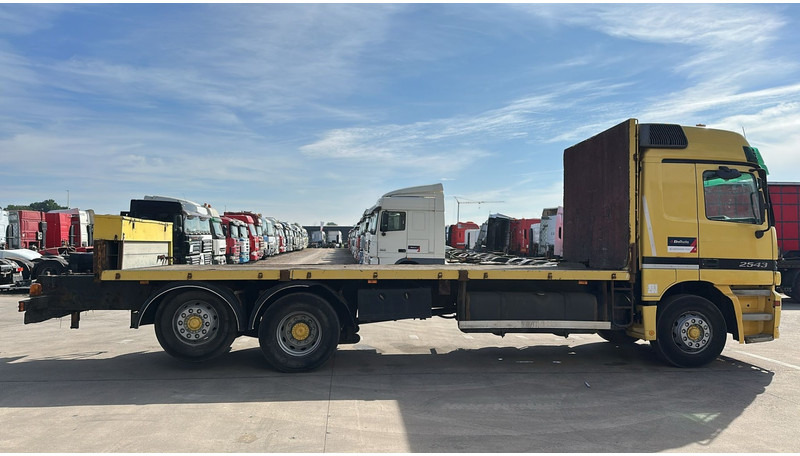 Mercedes-Benz ACTROS 2543 (EPS / 3 PEDALES / LAMES DEVANT / STEEL FRONT / PARFAIT ETAT !! / V6) - Platforminis/ Bortinis sunkvežimis: foto 4 Mercedes-Benz ACTROS 2543 (EPS / 3 PEDALES / LAMES DEVANT / STEEL FRONT / PARFAIT ETAT !! / V6) - Platforminis/ Bortinis sunkvežimis: foto 4