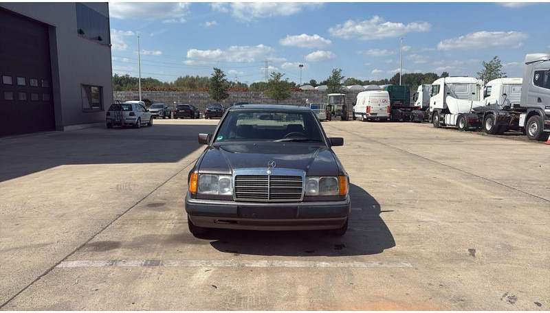 Mercedes-Benz E-Klasse 200 (GERMAN CAR / VOITURE D'ALLEMAGNE / ESSENCE / PETROL / MANUAL) - Sedanas: foto 2 Mercedes-Benz E-Klasse 200 (GERMAN CAR / VOITURE D'ALLEMAGNE / ESSENCE / PETROL / MANUAL) - Sedanas: foto 2