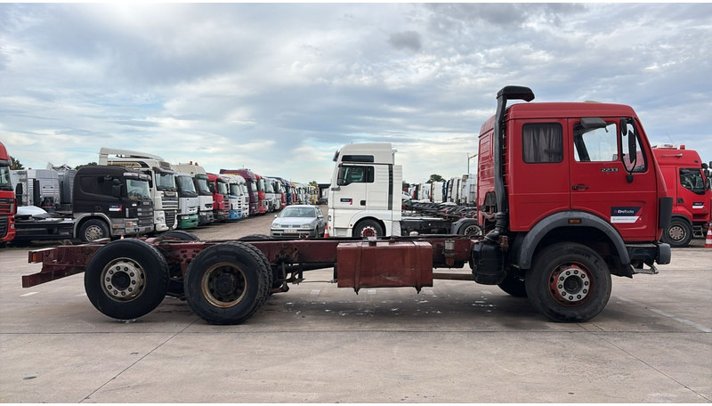 Mercedes-Benz SK 2233 (GRAND PONT / V8 AVEC 2X TURBO / BIG AXLE) - Važiuoklės sunkvežimis: foto 3 Mercedes-Benz SK 2233 (GRAND PONT / V8 AVEC 2X TURBO / BIG AXLE) - Važiuoklės sunkvežimis: foto 3