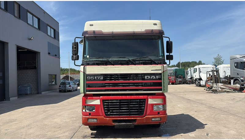 DAF XF 95.430 (EURO 3 / BOITE MANUELLE / MANUAL GEARBOX) - Vilkikas: foto 2 DAF XF 95.430 (EURO 3 / BOITE MANUELLE / MANUAL GEARBOX) - Vilkikas: foto 2