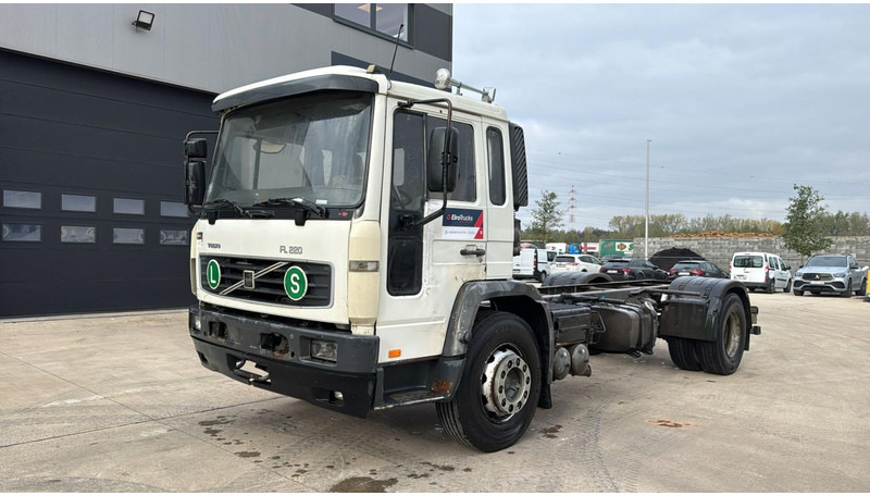 Volvo FL 220 (FULL STEEL SUSP. / 10 BOLTS / 18 TONS / VERY CLEAN CHASSIS !!! / CHASSIS 5.50M LENGHT) - Važiuoklės sunkvežimis: foto 1 Volvo FL 220 (FULL STEEL SUSP. / 10 BOLTS / 18 TONS / VERY CLEAN CHASSIS !!! / CHASSIS 5.50M LENGHT) - Važiuoklės sunkvežimis: foto 1