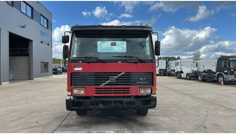 Volvo FL 7 - 260 (6X4 / LAMES / POMPE MANUELLE / MANUAL PUMP / STEEL SUSP.) - Važiuoklės sunkvežimis: foto 4 Volvo FL 7 - 260 (6X4 / LAMES / POMPE MANUELLE / MANUAL PUMP / STEEL SUSP.) - Važiuoklės sunkvežimis: foto 4